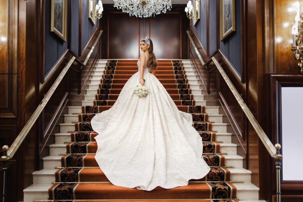 Braut im Hochzeitskleid auf einer Treppe in Wien, Hochzeitsfotograf Wien, Wedding photography Vienna Professionelles Hochzeitsvideo und Foto Wien